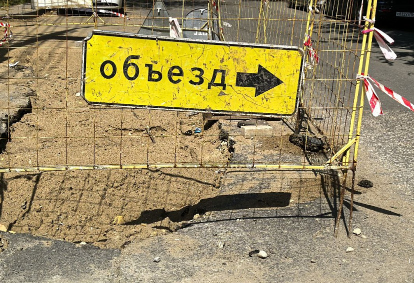 В Саратове для ремонта теплотрассы перекрыли улицу Лебедева-Кумача 