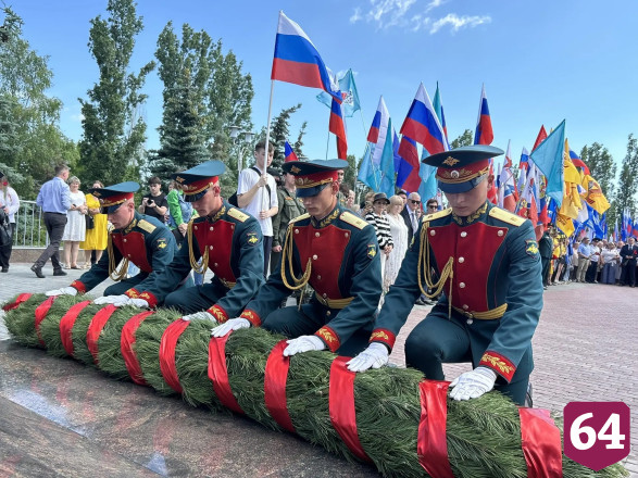 В парке Победы Саратова под гимн подняли флаг России
